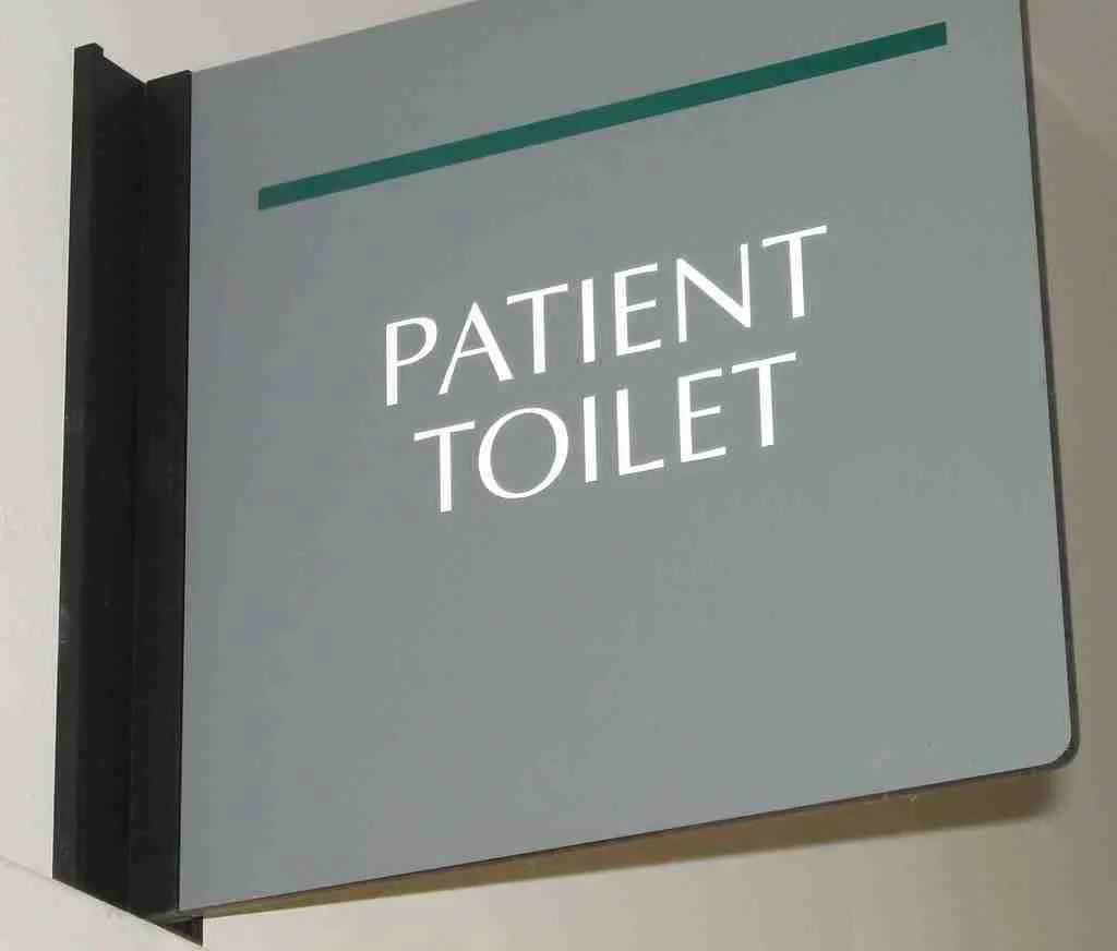 A letter sign that indicates toilet.