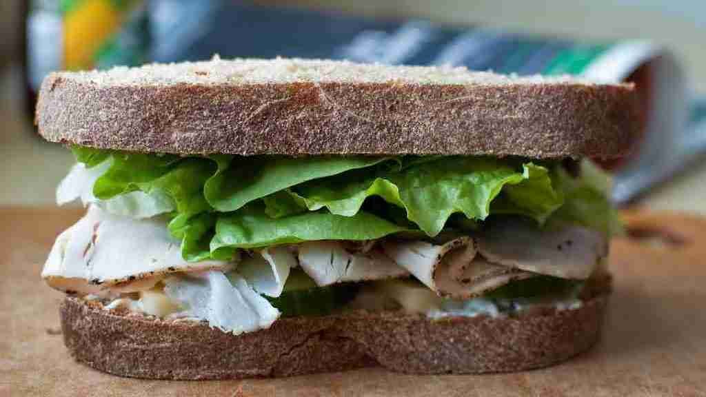Whole wheat bread Ham sandwich placed on a table