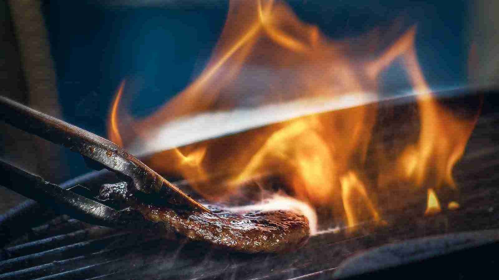 meat on grilling screen