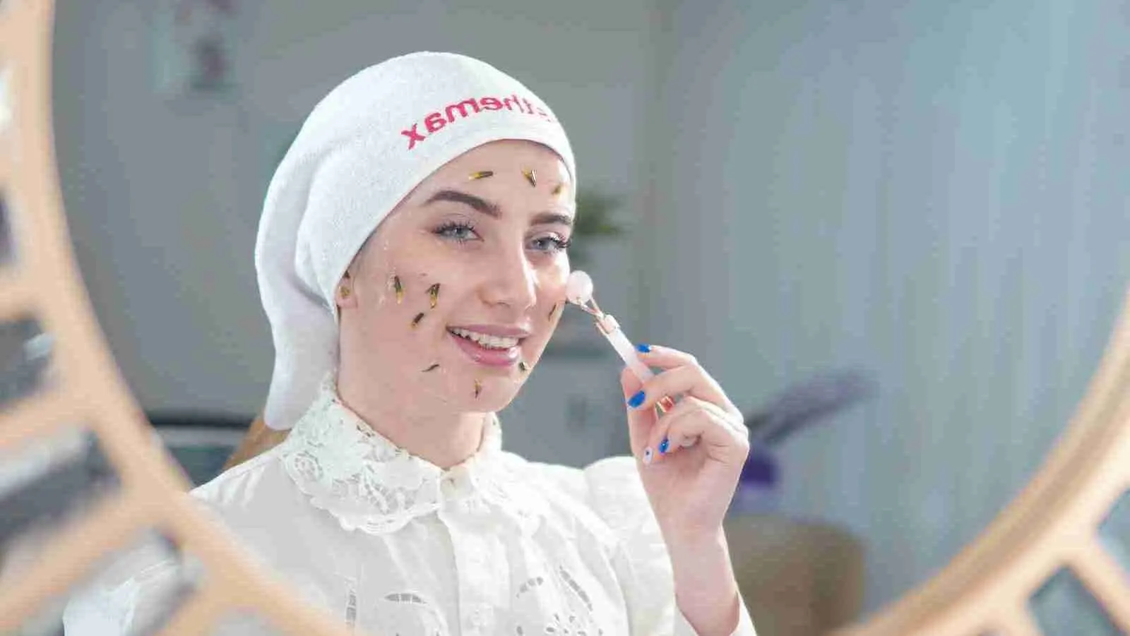 a women applying makeup