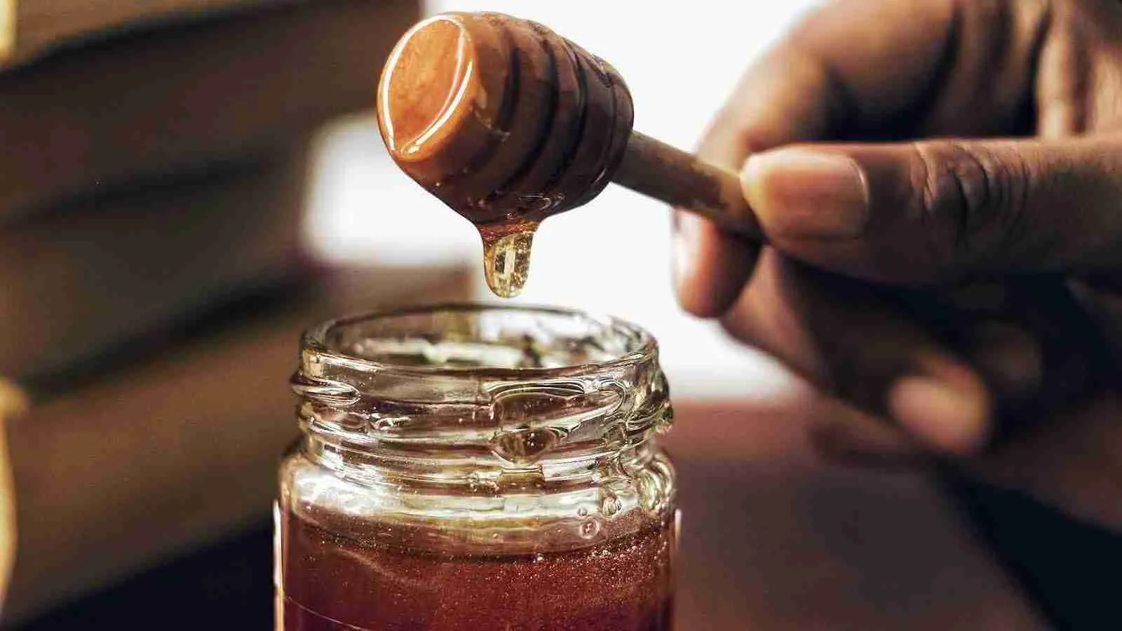 honey jar with honey dipper