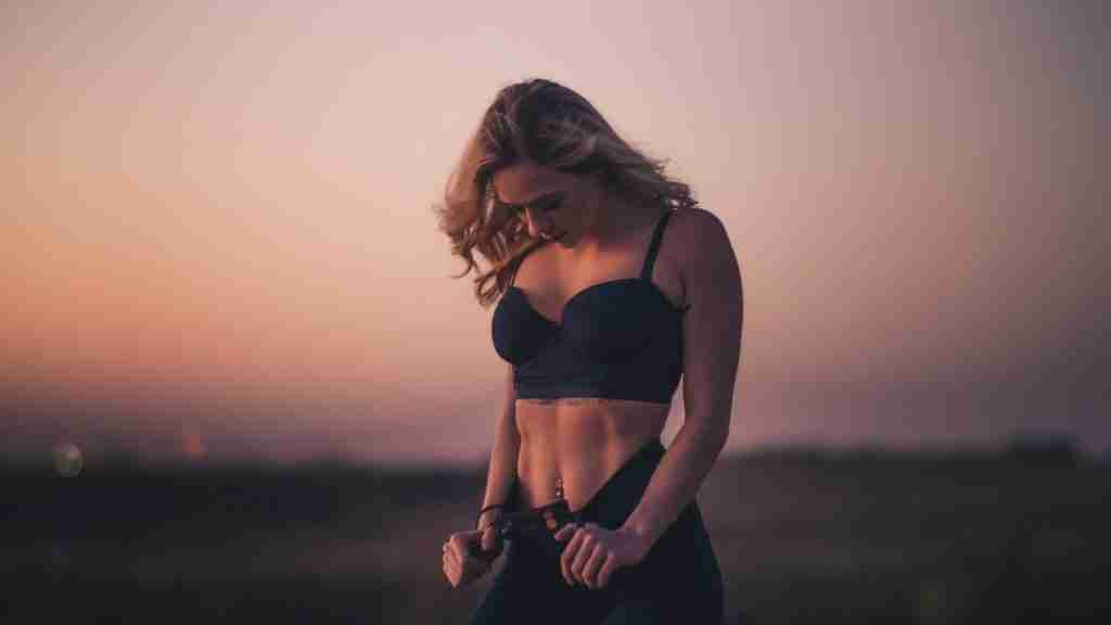 A fit women showing her abs