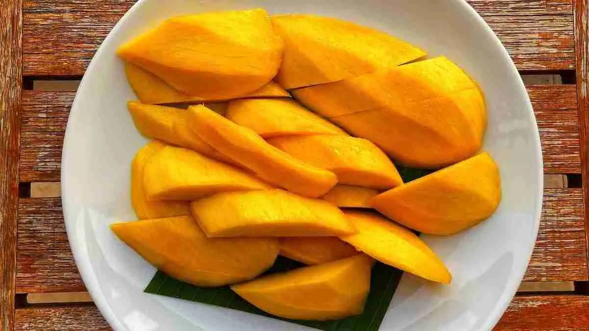 sliced mango fruit on white ceramic bowl