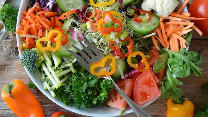 Bell pepper, tomatoes and carrot salad, a super salad in the making.