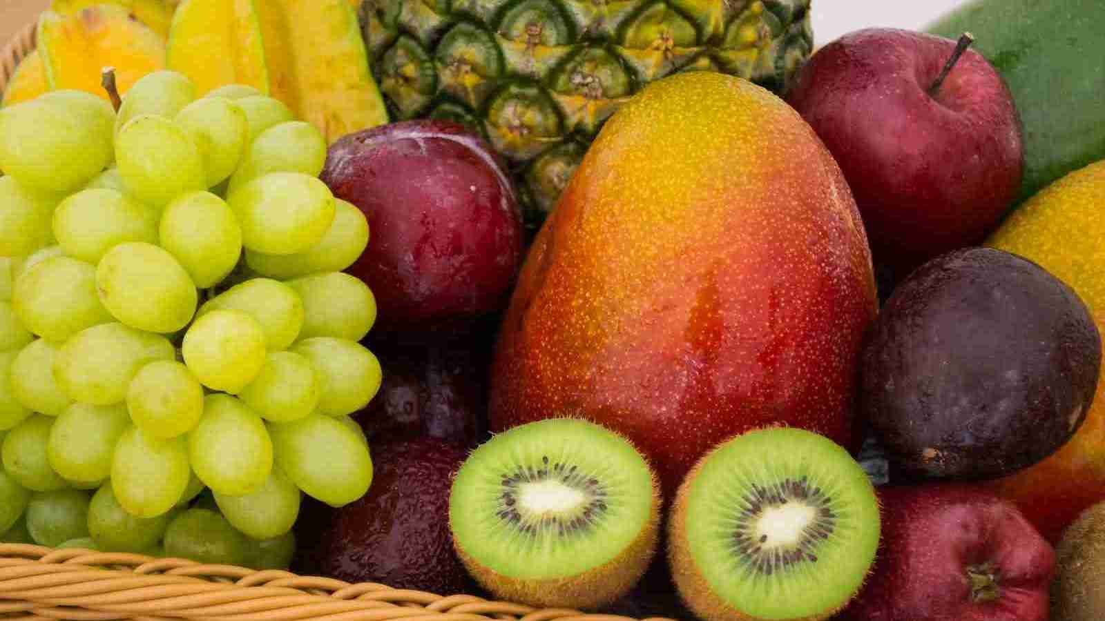 Different fruits place in a tray